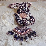 Plastron Grace brod&eacute; avec cabochon Quart Rose &agrave; laquelle s'ajoute perles rondes nacr&eacute;es, goutte, toupies, rondelles facett&eacute;es, fermoir et cha&icirc;nette Argent 925 pour un style Art Nouveau
